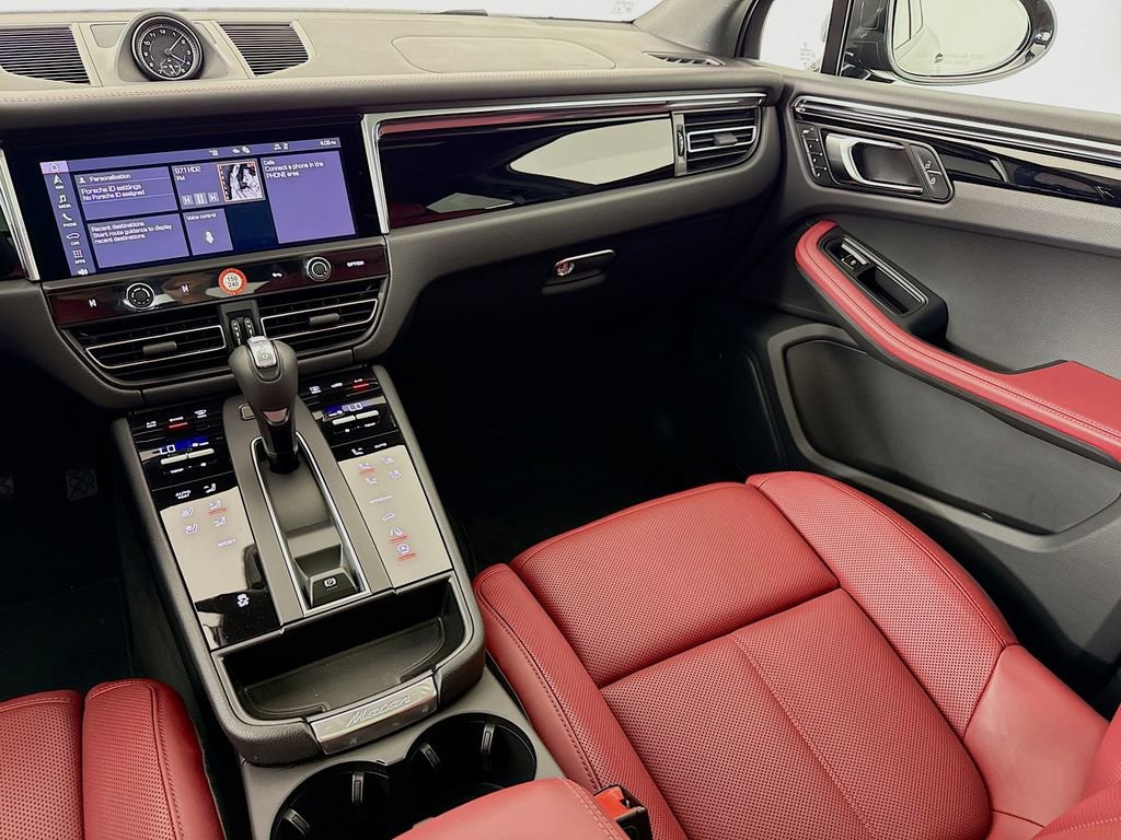 Certified 2025 Porsche Macan AWD/4WD image 26