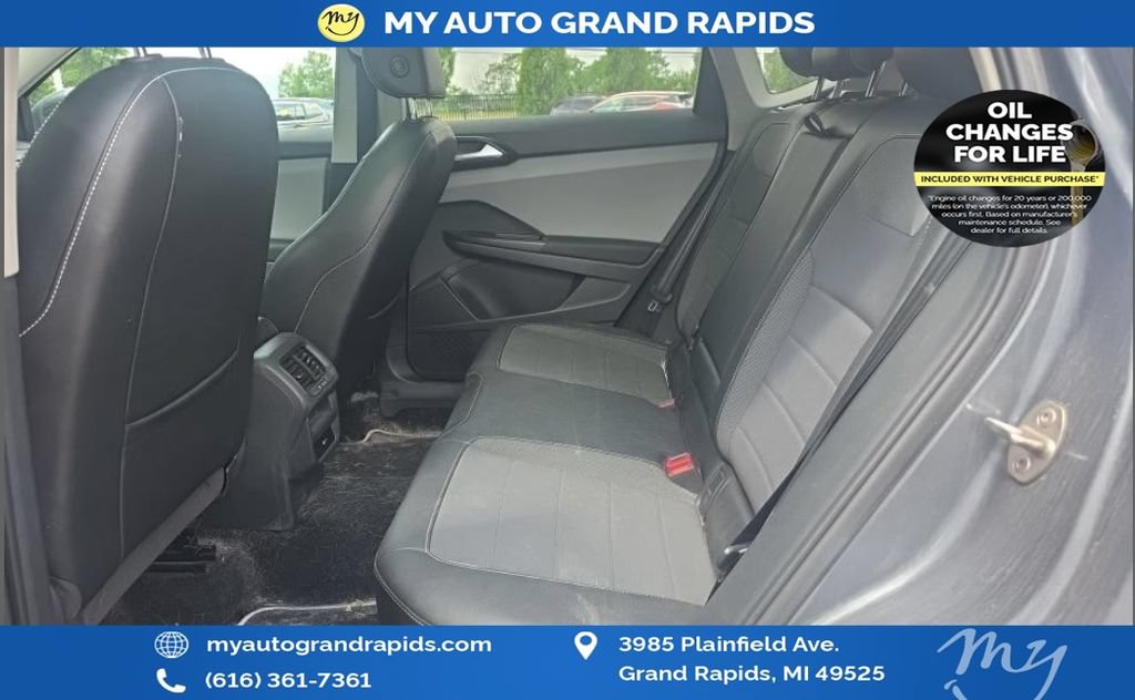 Used 2023 Volkswagen Taos SE w/ Panoramic Sunroof Package AWD/4WD image 9