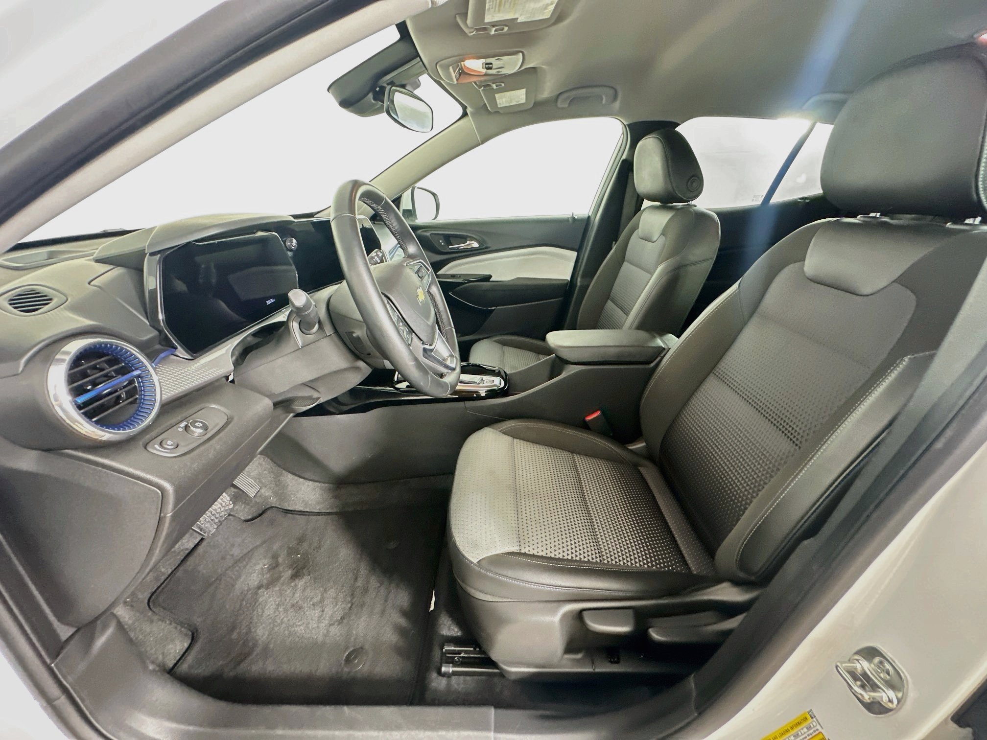 Used 2025 Chevrolet Trax LT w/ LT Convenience Package FWD image 13