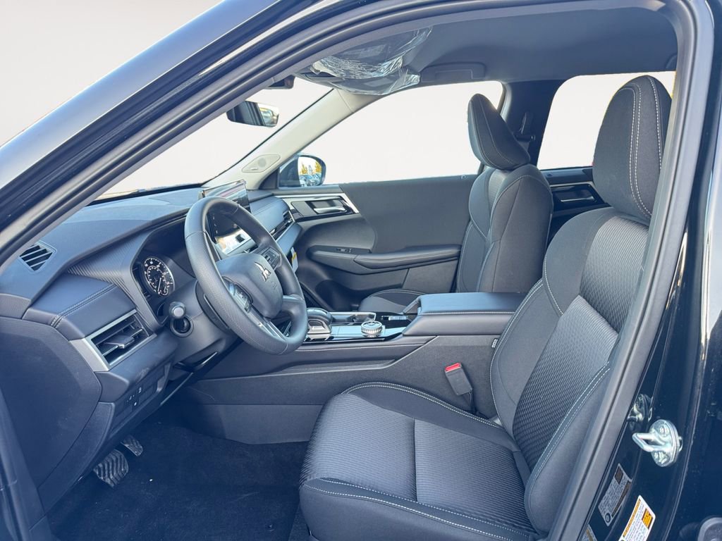 New 2026 Mitsubishi Outlander ES image 9