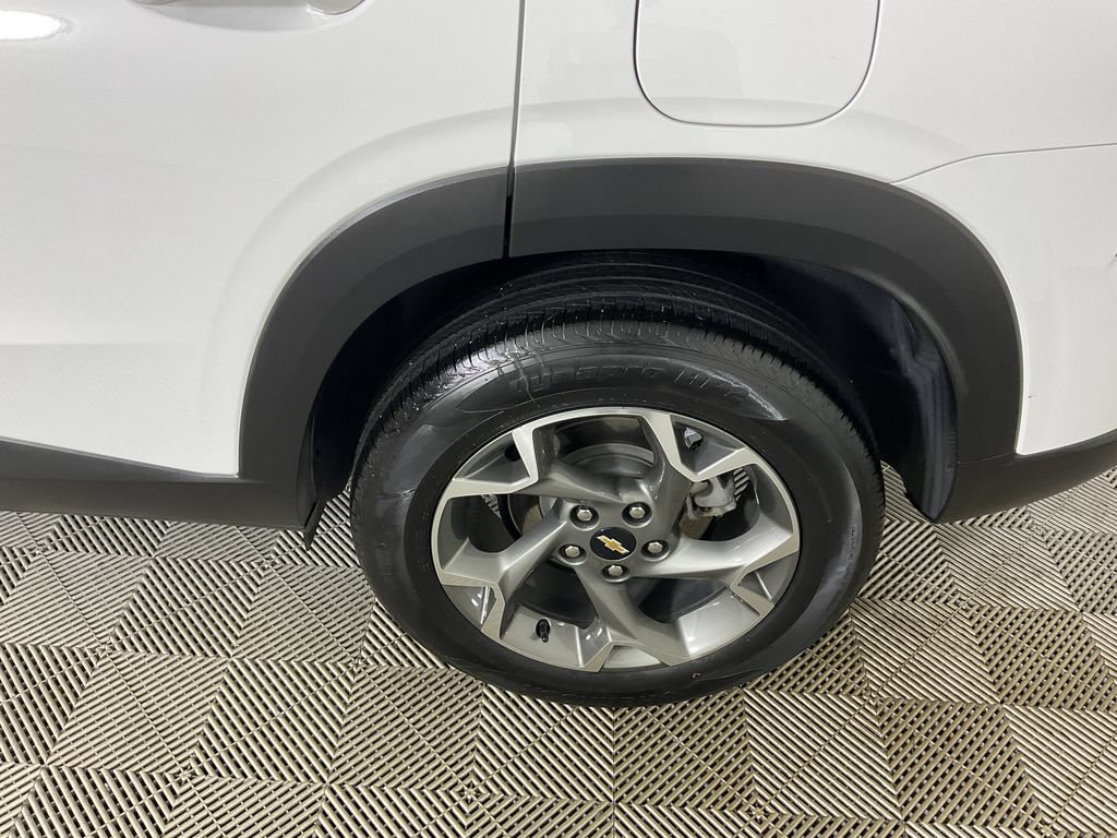 Used 2025 Chevrolet Trax LT FWD image 6