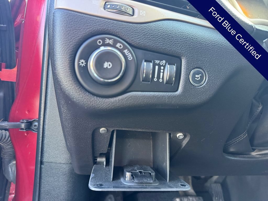 Used 2017 Jeep Cherokee Latitude w/ Comfort/Convenience Group FWD image 39
