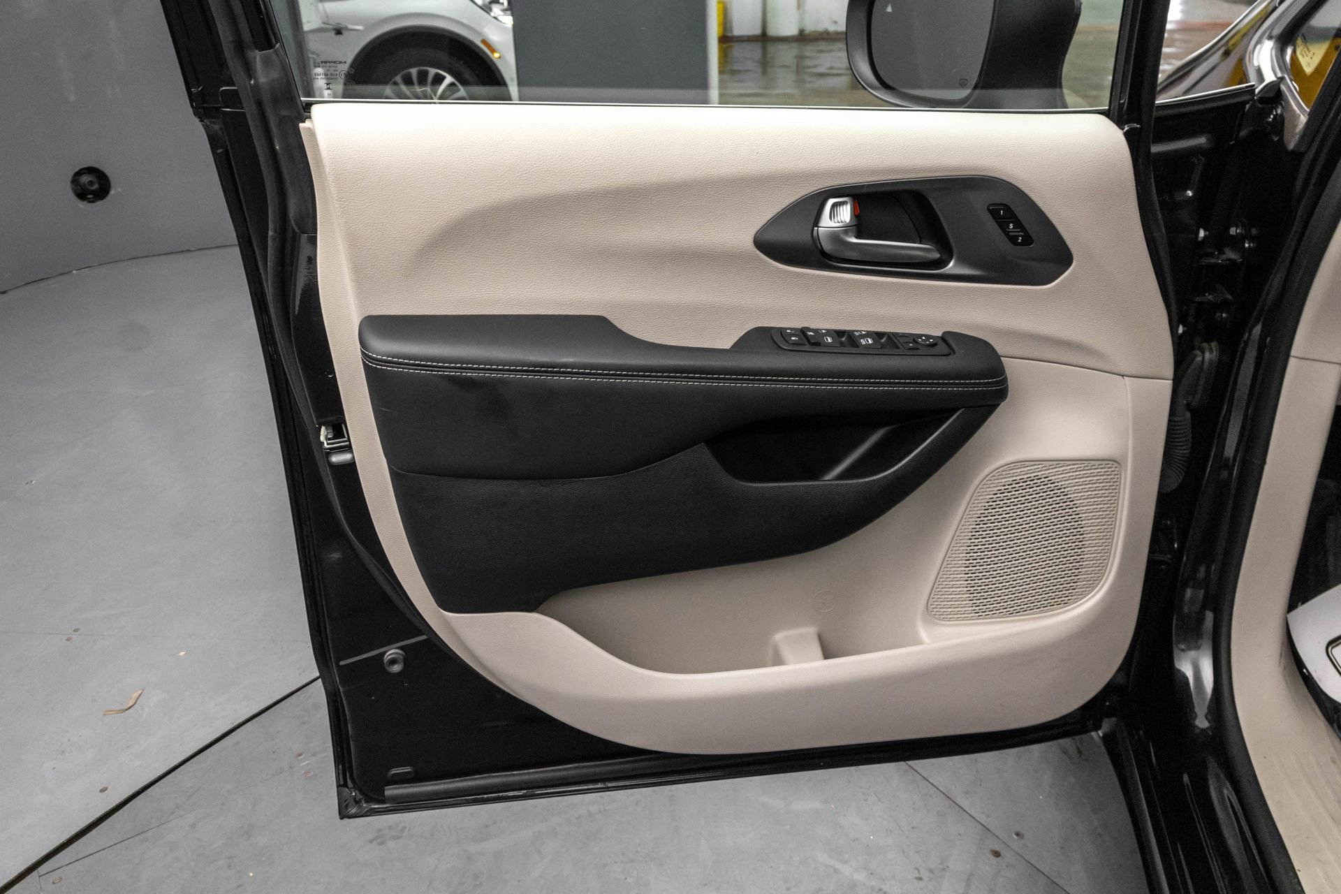 Used 2023 Chrysler Pacifica Touring-L image 28