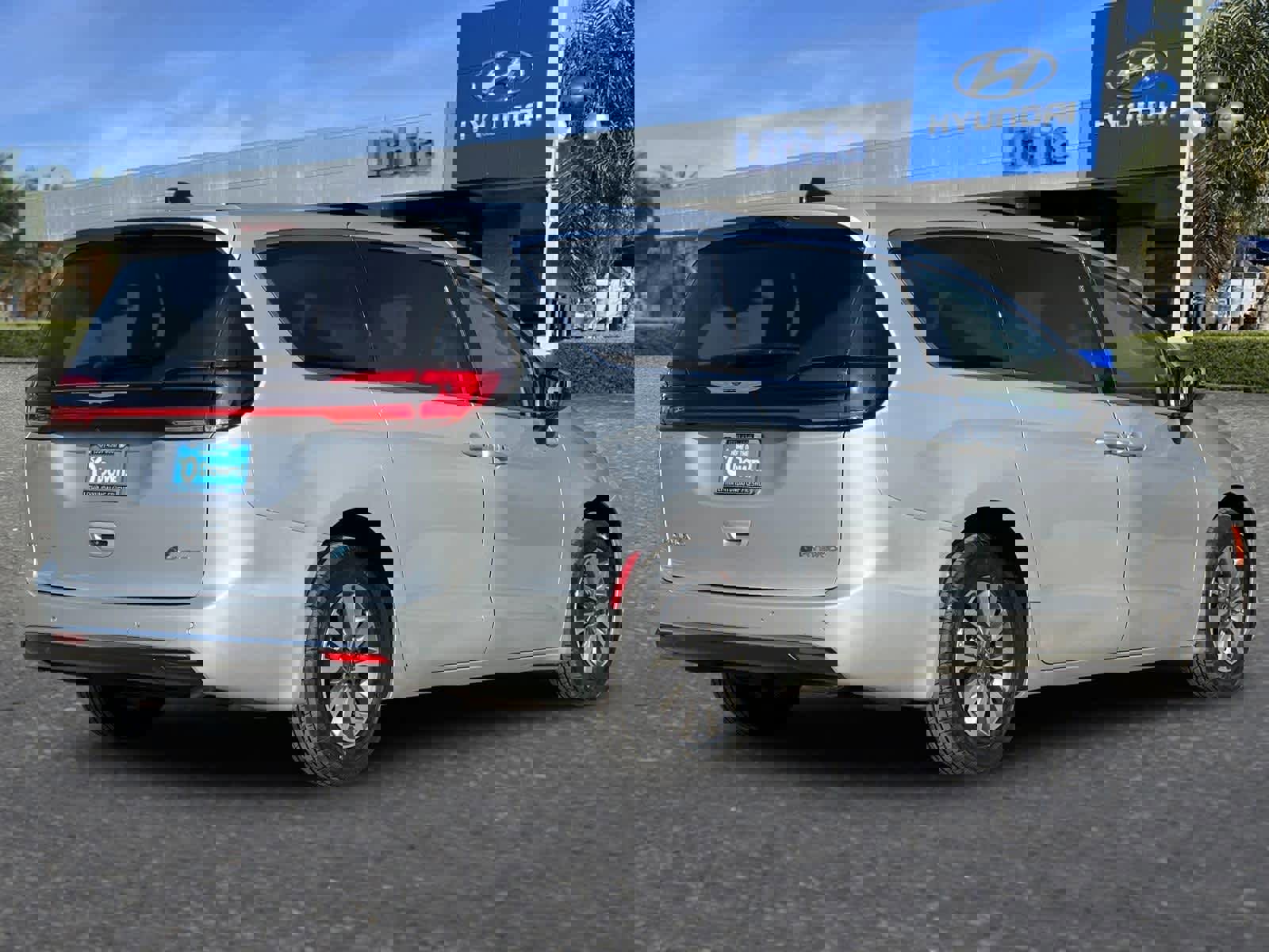 Used 2023 Chrysler Pacifica Touring-L image 3