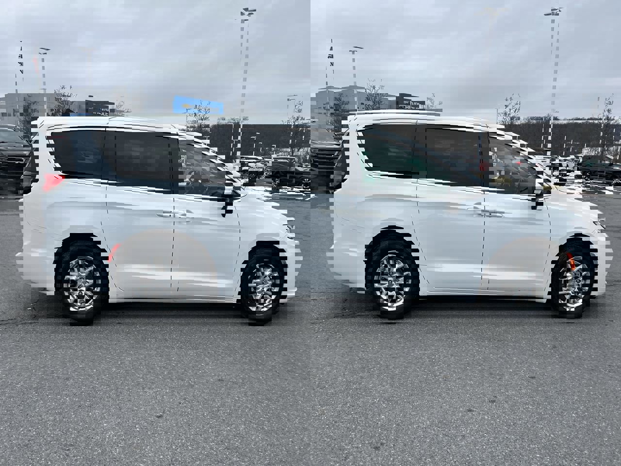 Used 2023 Chrysler Pacifica Touring-L image 8