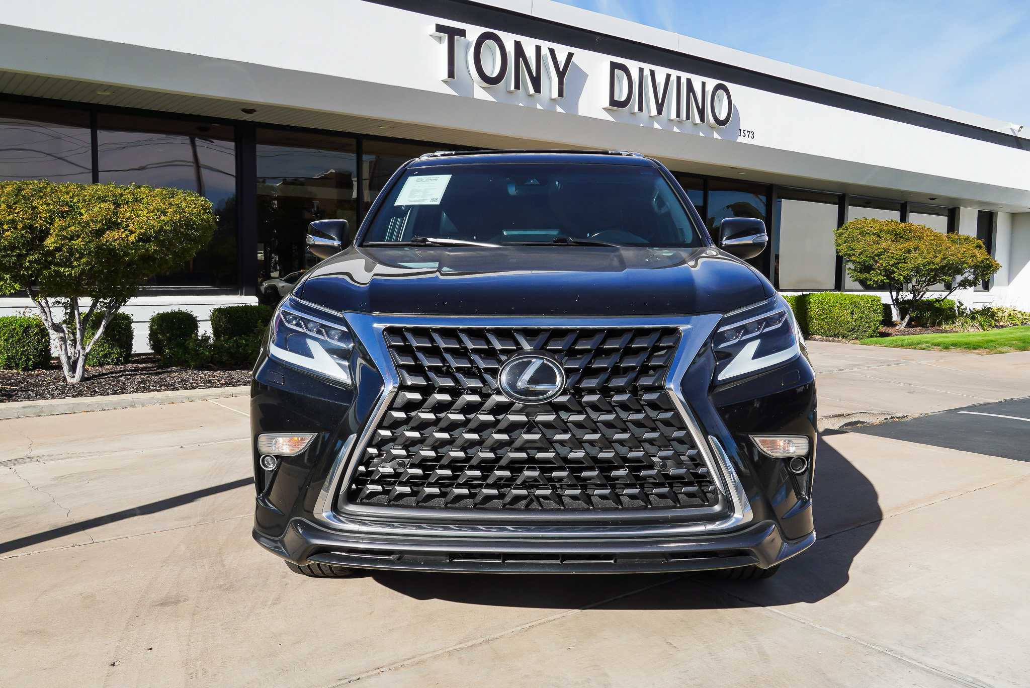 Used 2023 Lexus GX 460 Premium w/ Accessory Package AWD/4WD image 3