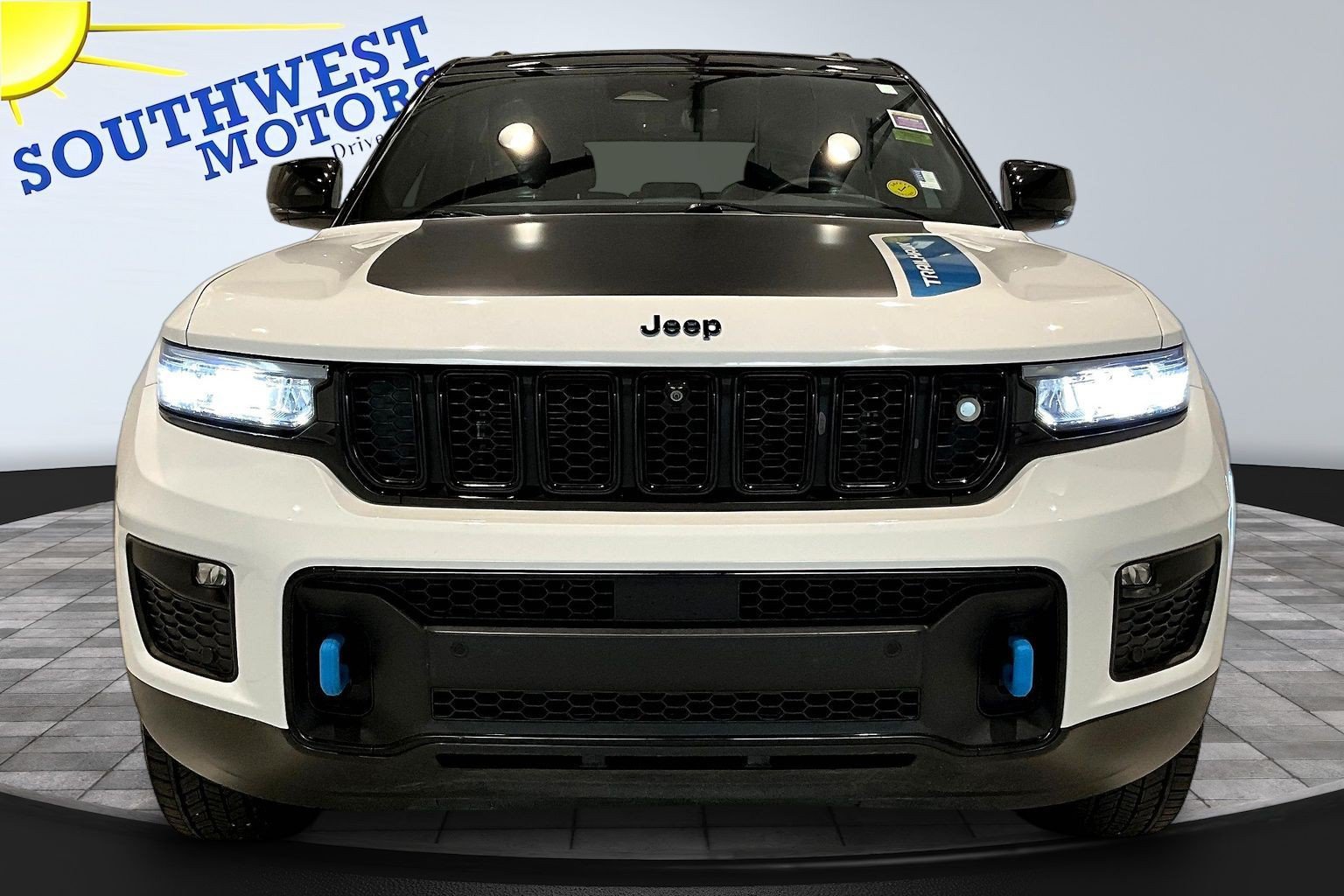 Used 2023 Jeep Grand Cherokee Trailhawk w/ Advanced Protech Group II AWD/4WD image 2