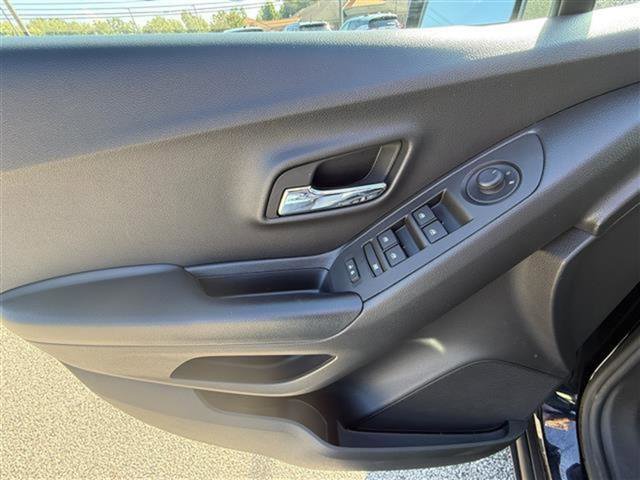 Certified 2022 Chevrolet Trax LT w/ LT Convenience Package image 12