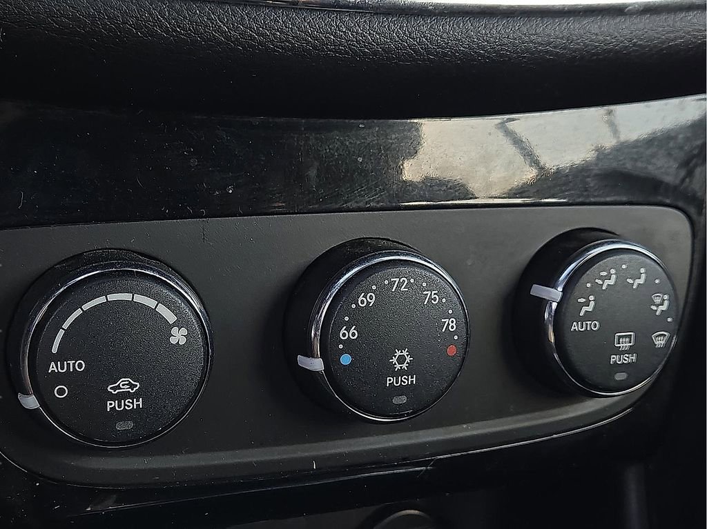 Used 2014 Chrysler 200 S FWD image 13