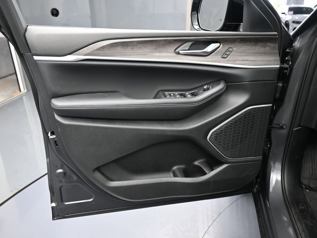 New 2026 Jeep Grand Cherokee Limited RWD image 12