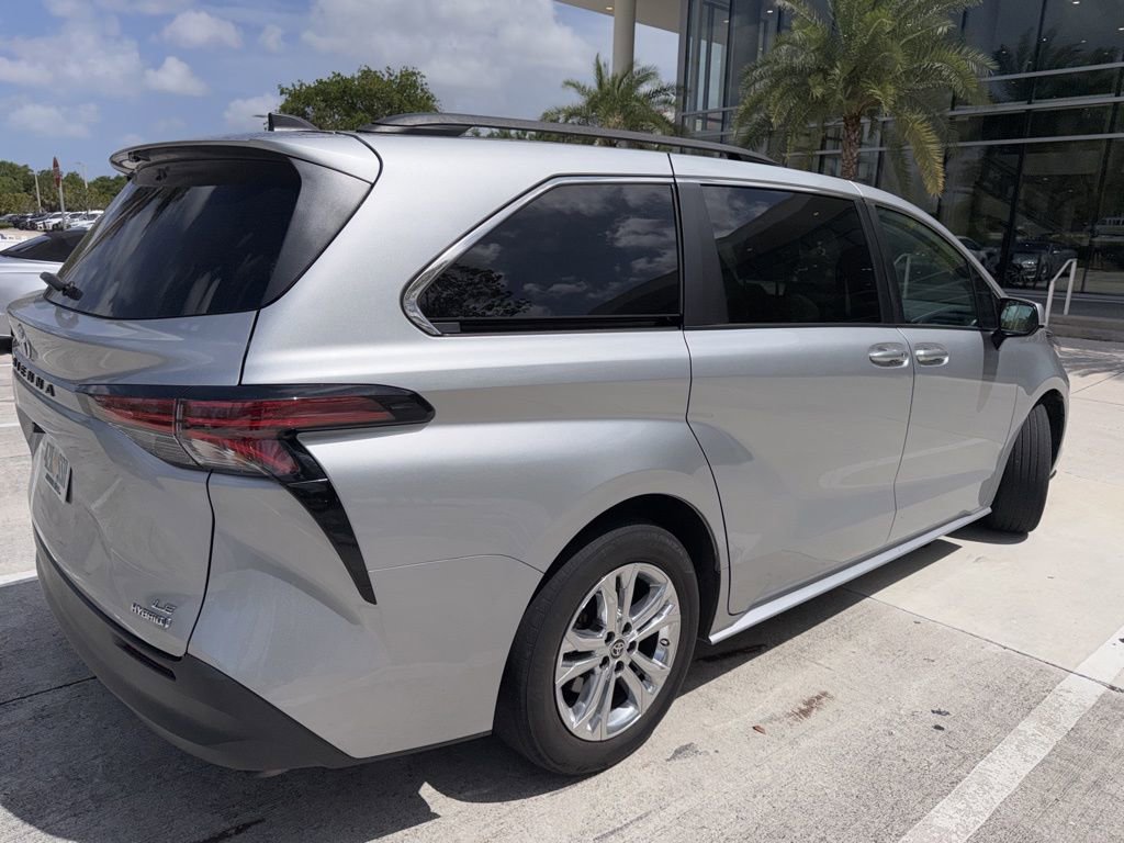 Used 2022 Toyota Sienna LE w/ LE Plus Package image 3