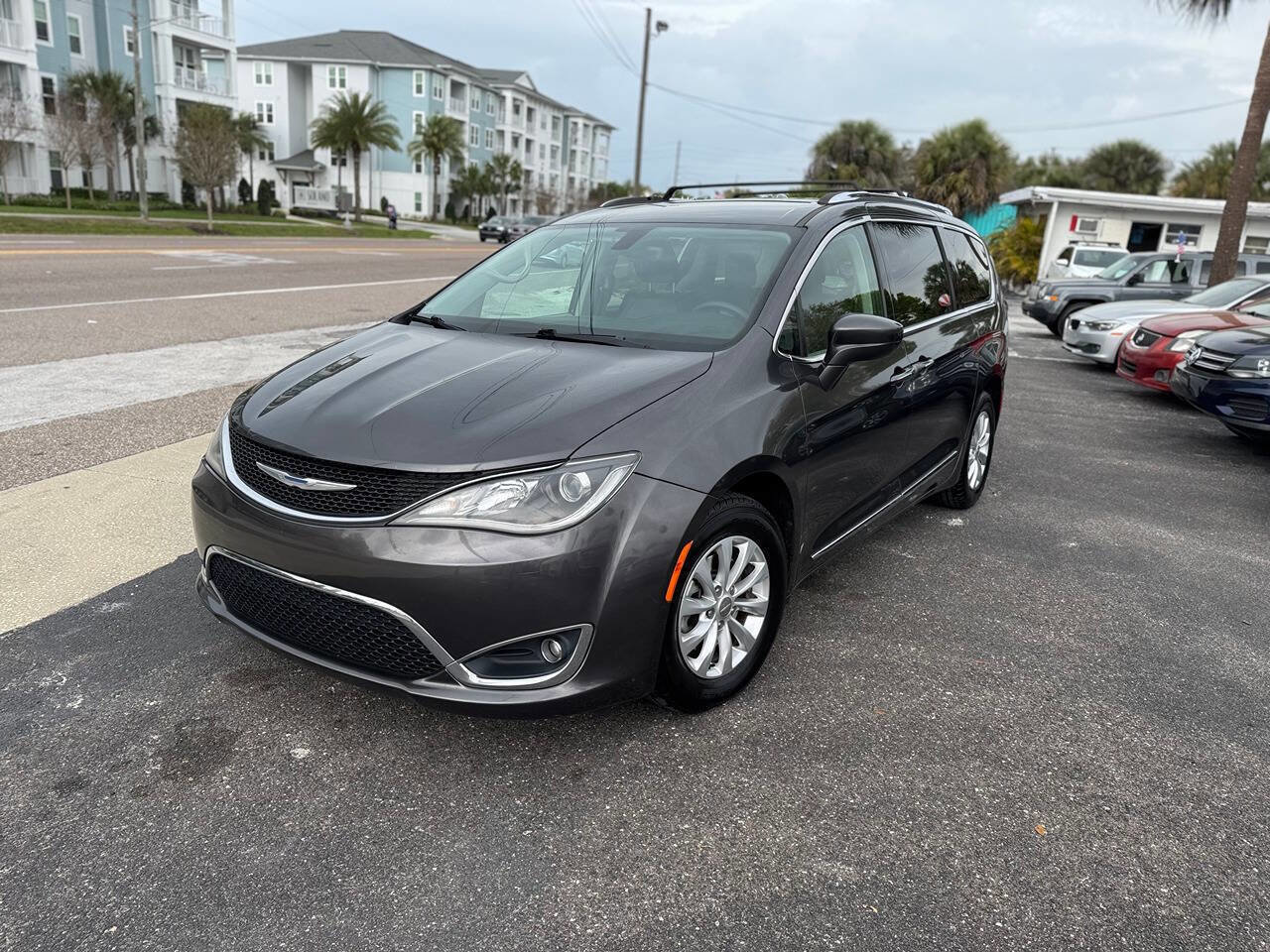Used 2018 Chrysler Pacifica Touring-L FWD image 4