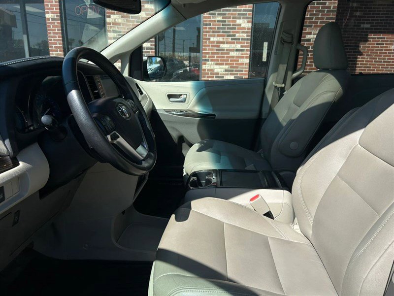 Used 2017 Toyota Sienna XLE w/ XLE Navigation Package AWD/4WD image 9