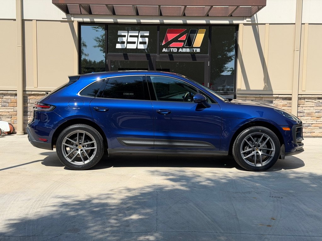 Used 2022 Porsche Macan AWD/4WD image 2