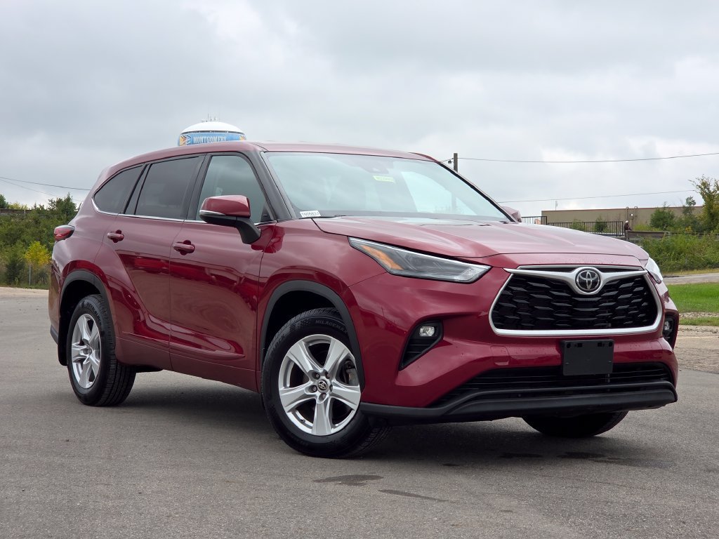 Used 2022 Toyota Highlander LE AWD/4WD image 2