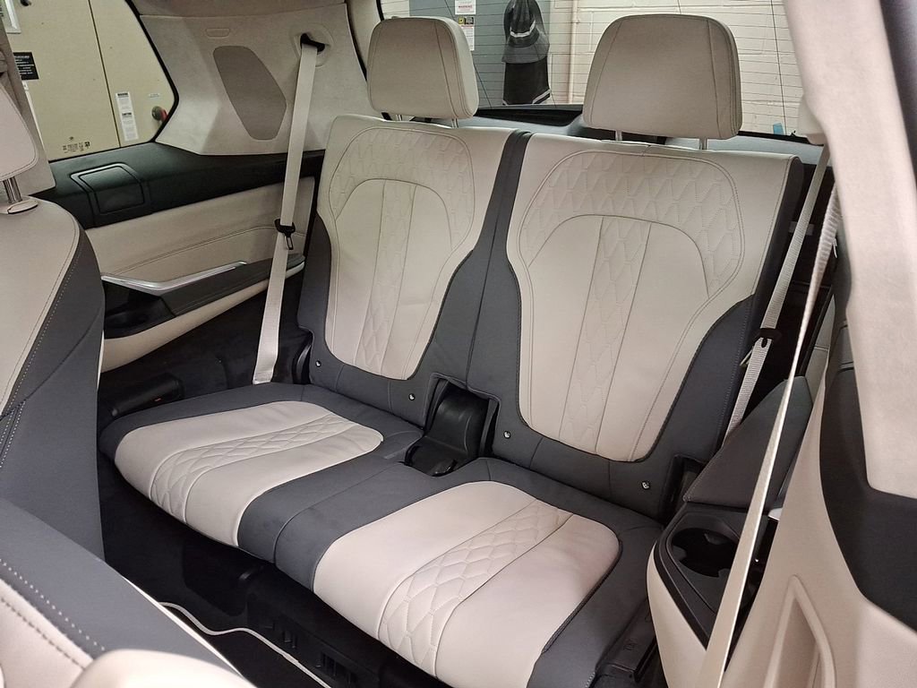 Used 2025 BMW X7 M60i image 9