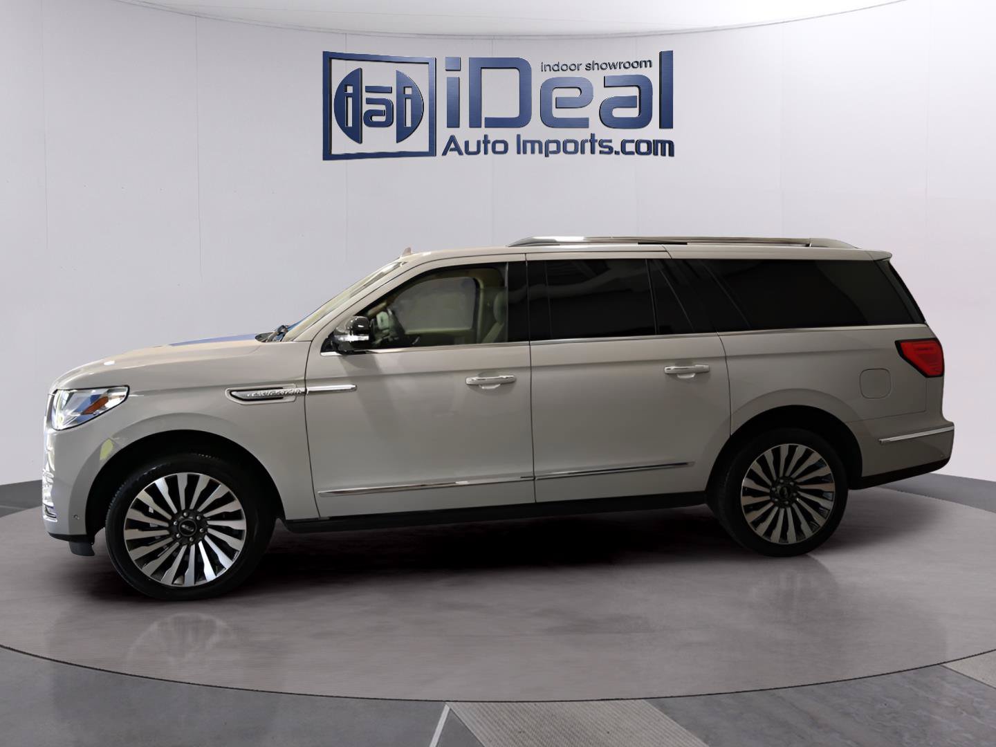 Used 2021 Lincoln Navigator L Reserve w/ Luxury Package AWD/4WD image 2