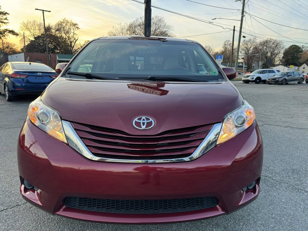 Used 2015 Toyota Sienna LE image 3