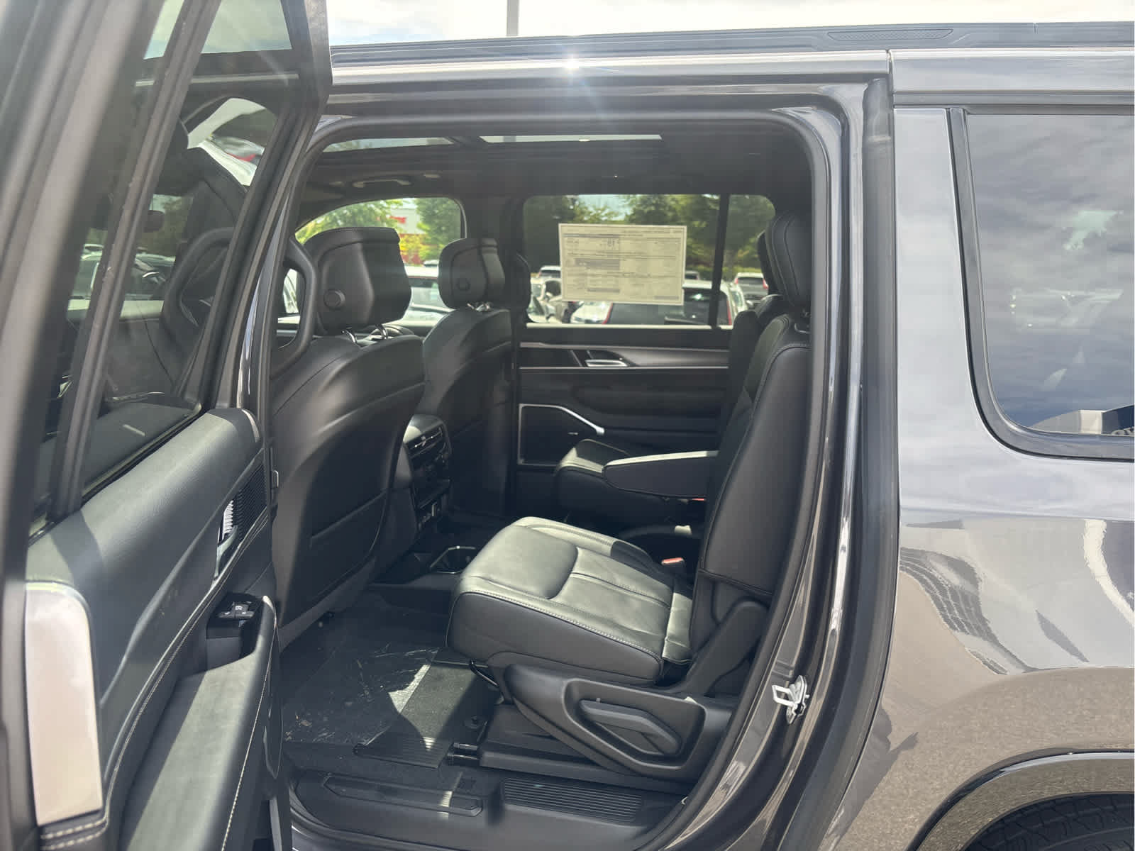 Used 2025 Jeep Wagoneer L Series II w/ Premium Group I AWD/4WD image 38