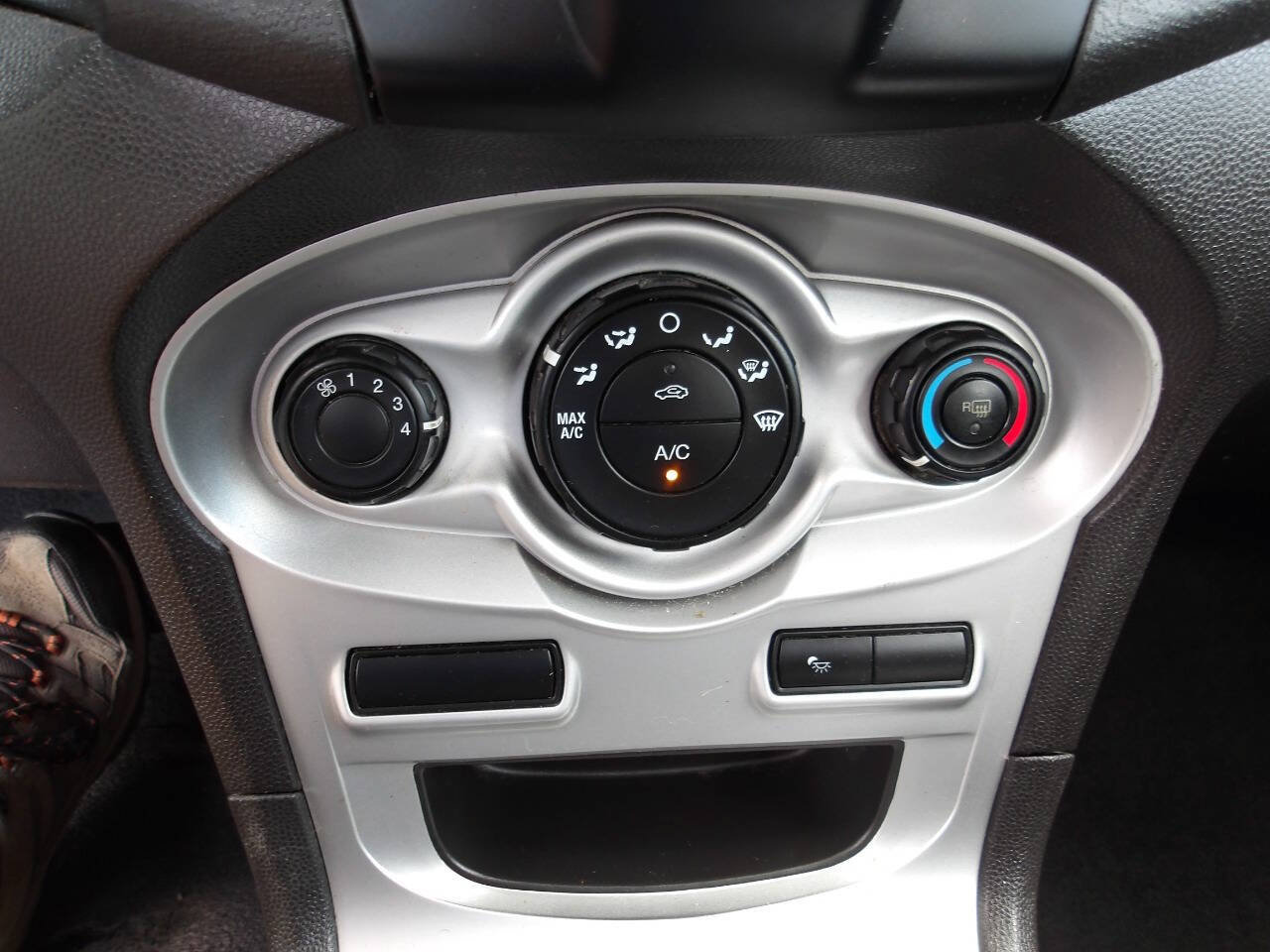 Used 2014 Ford Fiesta SE FWD image 13