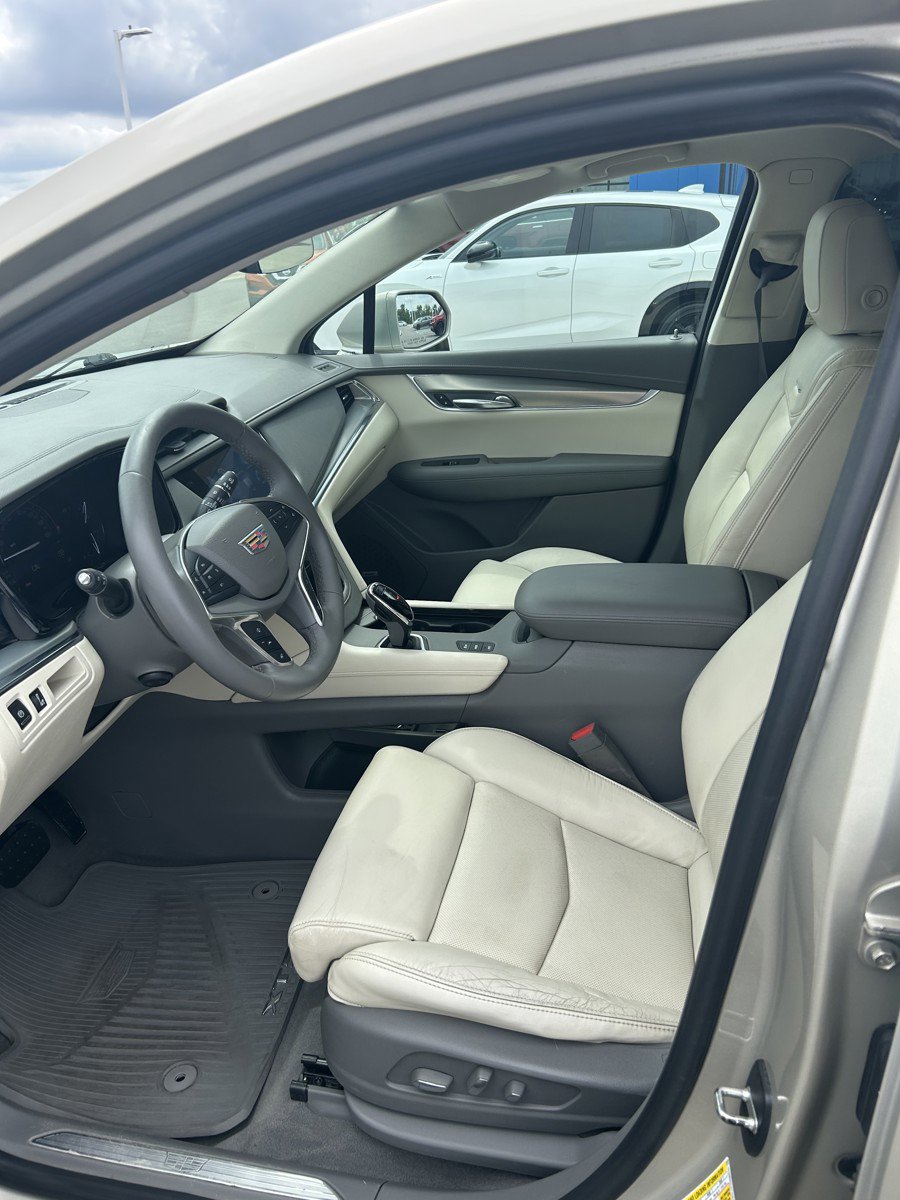 Used 2017 Cadillac XT5 Luxury w/ Driver Awareness Package AWD/4WD image 19