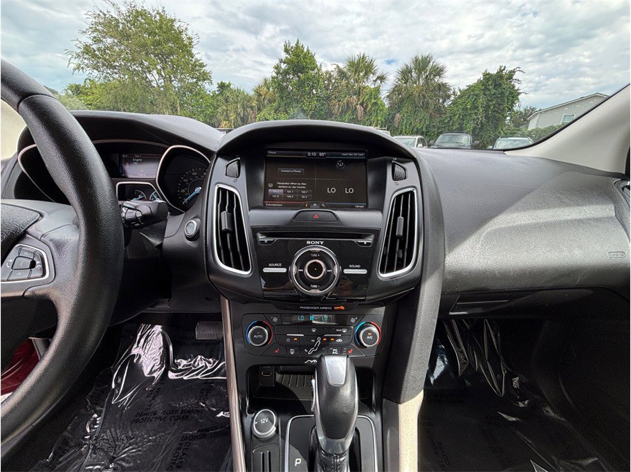 Used 2015 Ford Focus Titanium FWD image 11