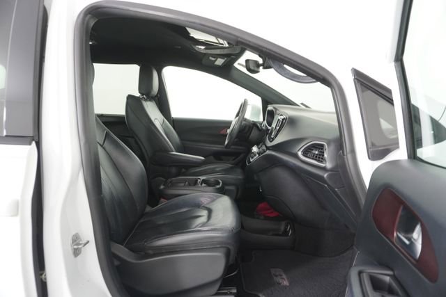 Used 2020 Chrysler Pacifica Touring-L image 43