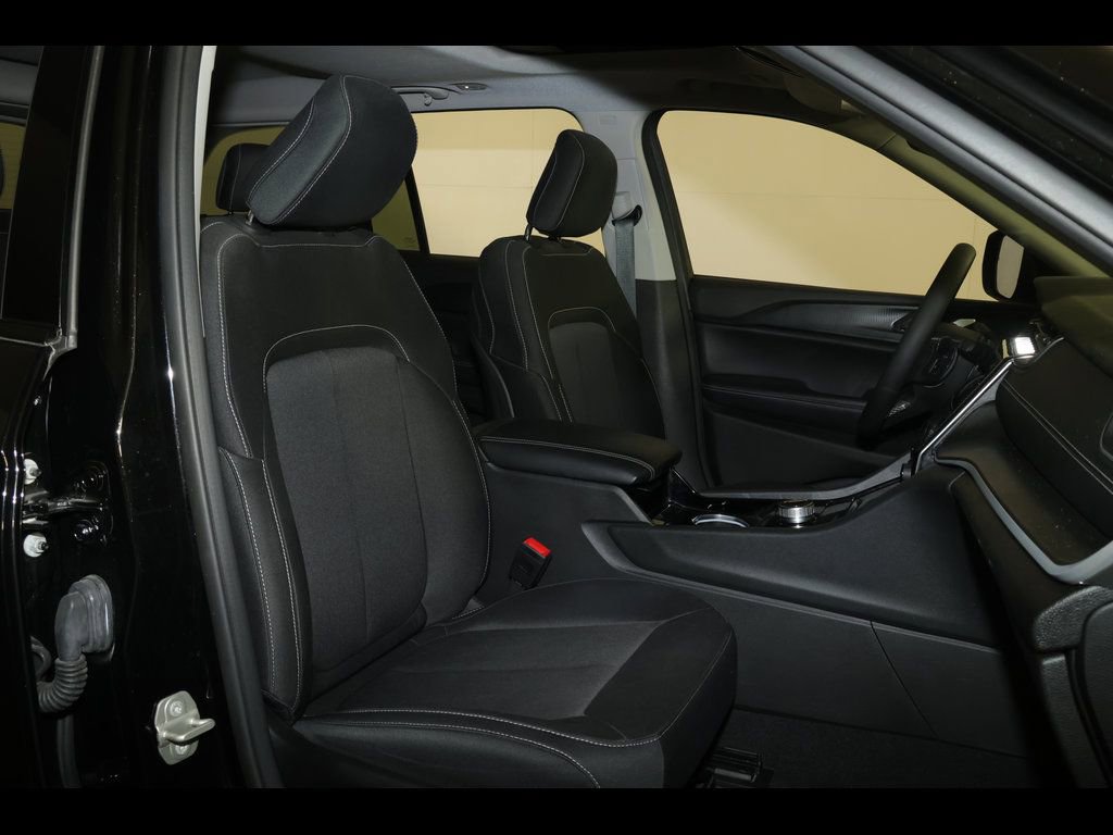 Used 2023 Jeep Grand Cherokee Laredo X image 29