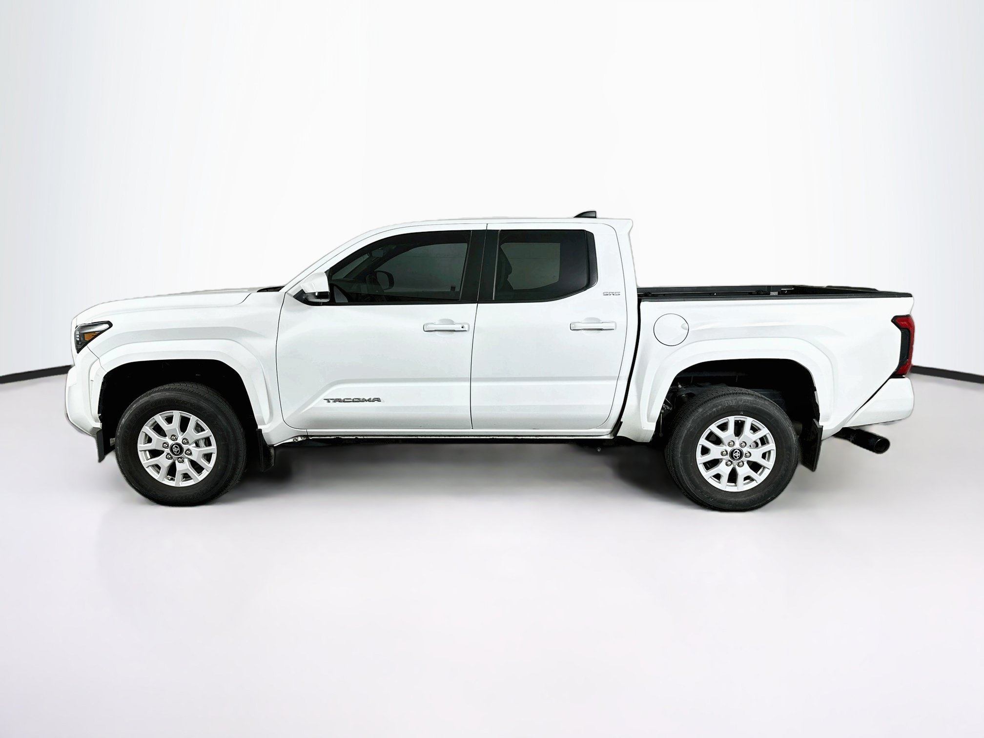 Used 2024 Toyota Tacoma SR5 AWD/4WD image 4