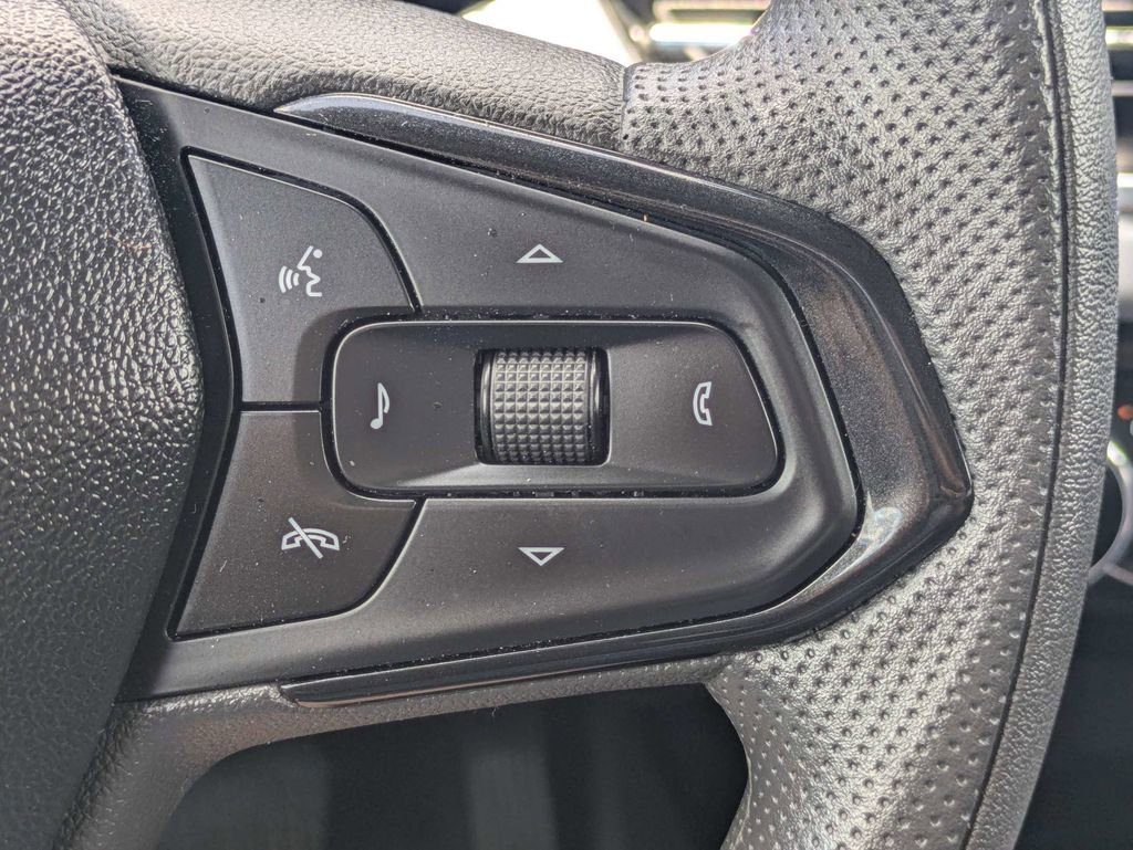 Used 2025 Chevrolet Trax LT FWD image 25