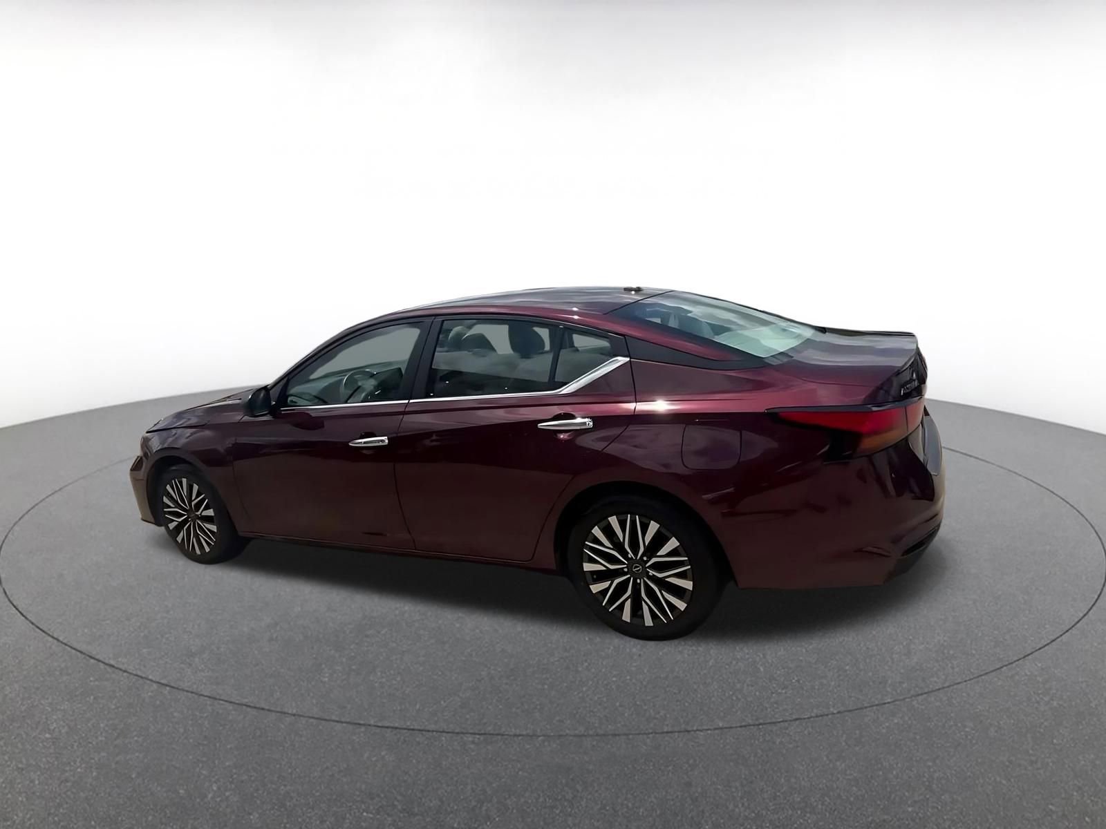 Used 2025 Nissan Altima 2.5 SV FWD image 10