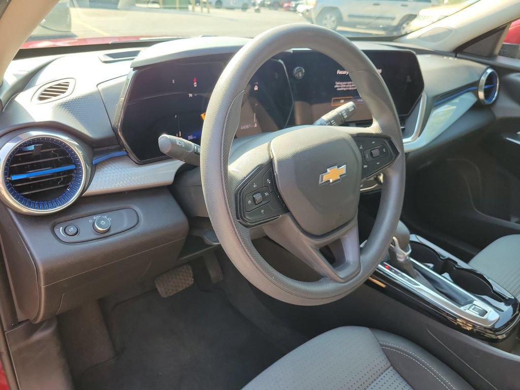 Used 2025 Chevrolet Trax LT FWD image 21