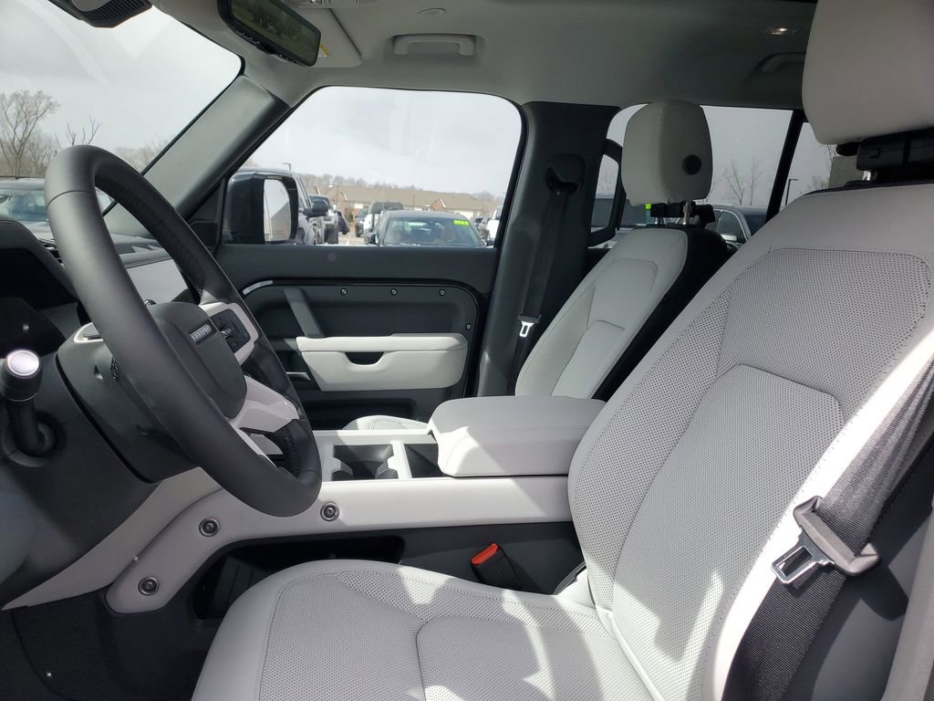 New 2026 Land Rover Defender 130 X-Dynamic SE image 6