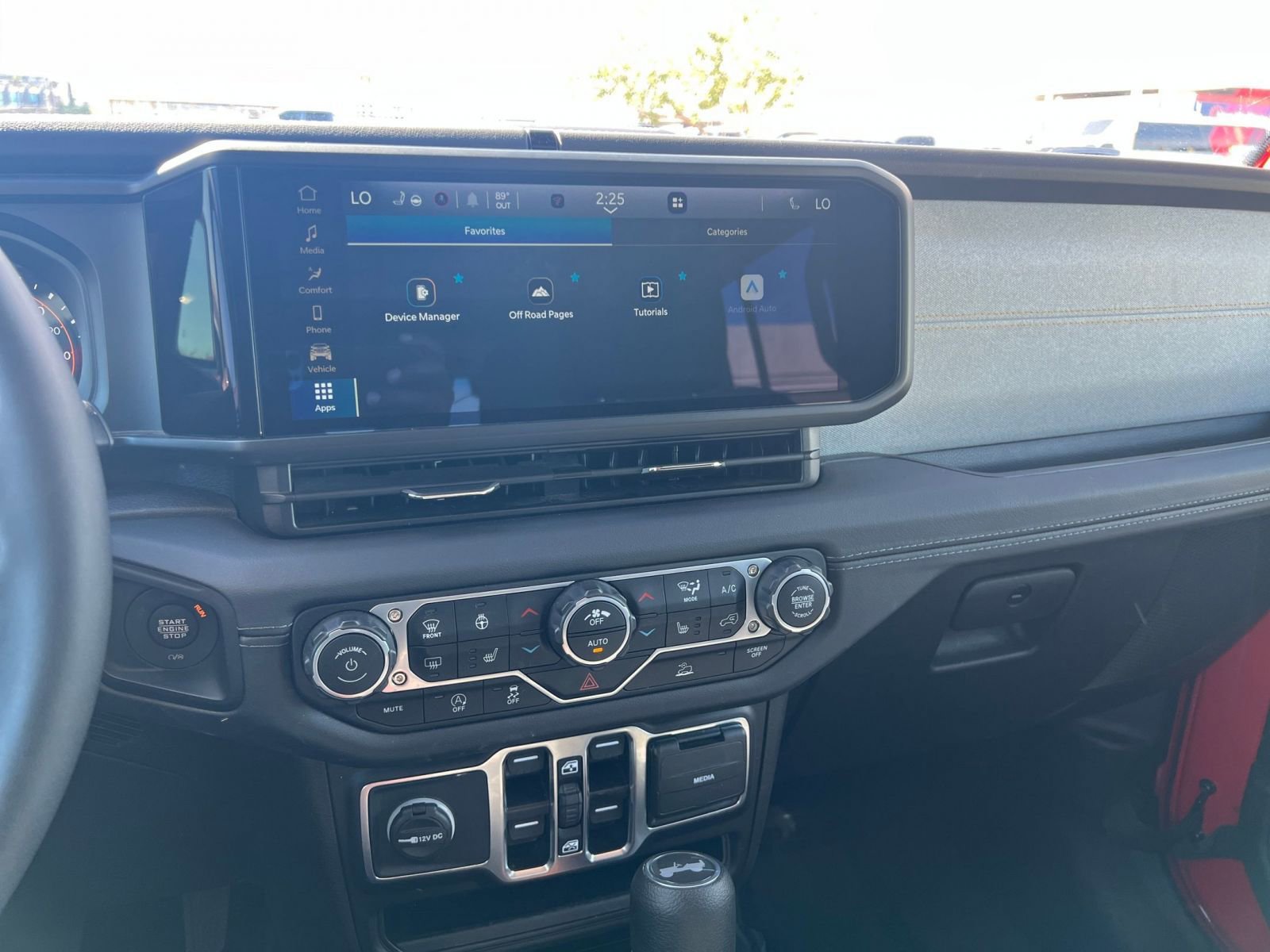 Used 2025 Jeep Wrangler Sahara image 21
