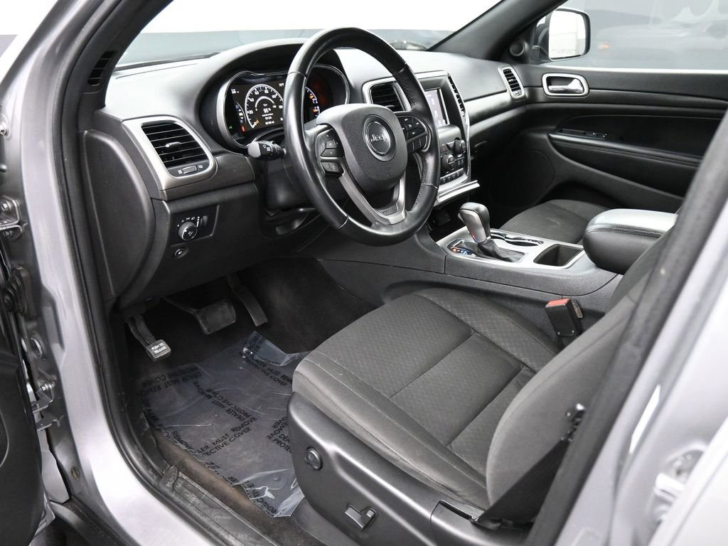 Used 2018 Jeep Grand Cherokee Laredo AWD/4WD image 2