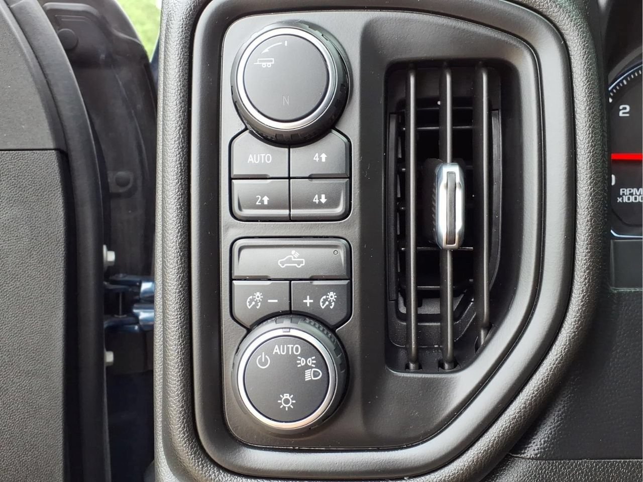 Used 2020 Chevrolet Silverado 1500 Custom Trail Boss w/ LPO, Dark Essentials Package AWD/4WD image 17