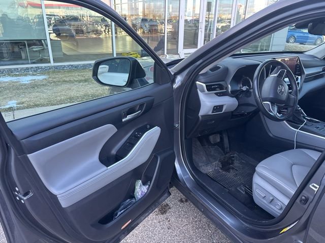 Used 2023 Toyota Highlander XLE image 12