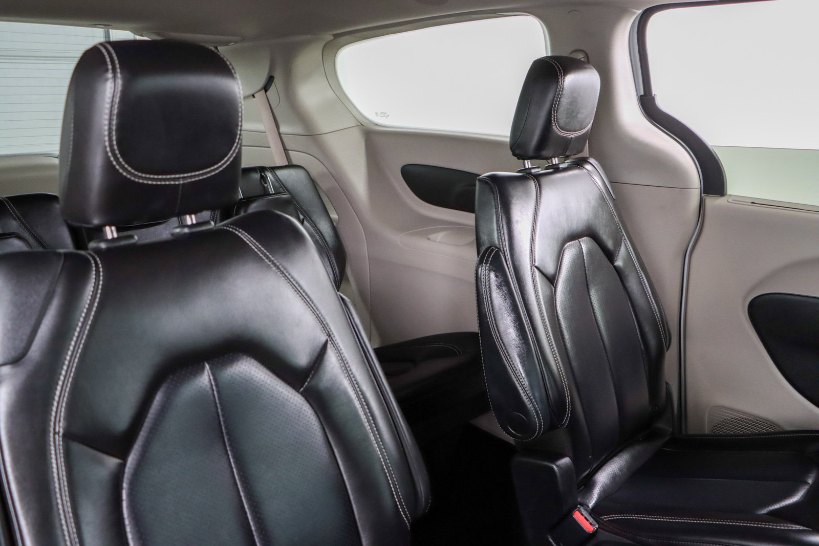 Used 2023 Chrysler Pacifica Touring-L FWD image 28