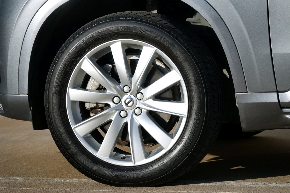 Used 2016 Volvo XC90 T6 Momentum w/ Momentum Plus Package AWD/4WD image 25