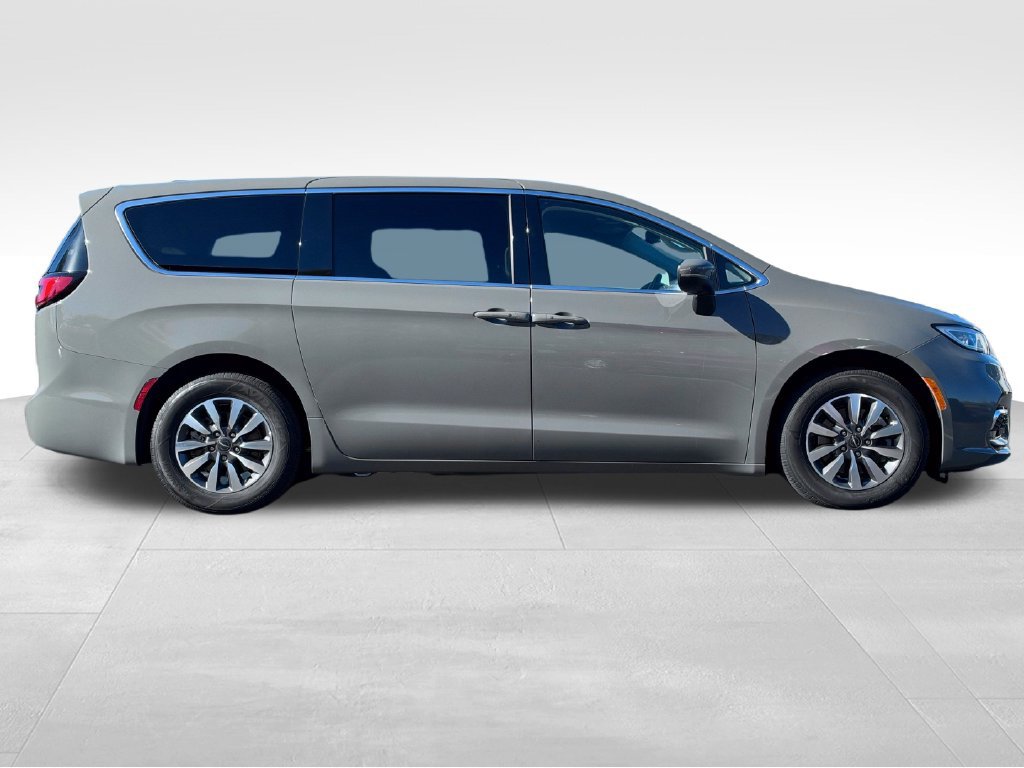 Used 2023 Chrysler Pacifica Touring-L FWD image 8