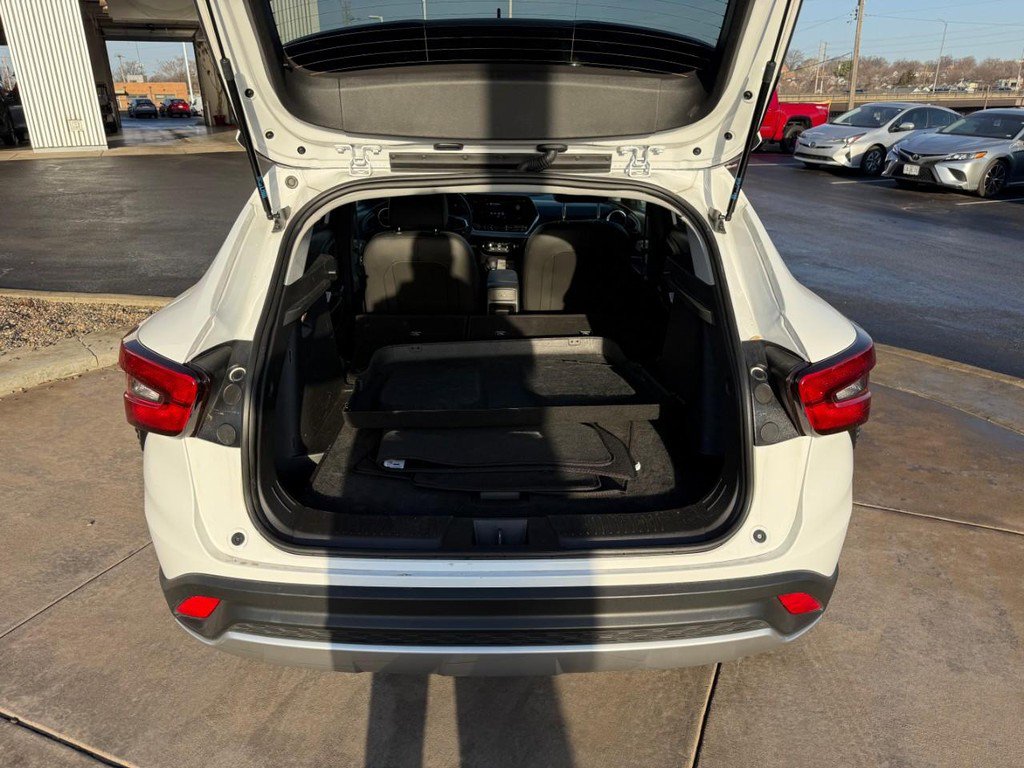 Used 2025 Chevrolet Trax LT w/ LT Convenience Package image 8