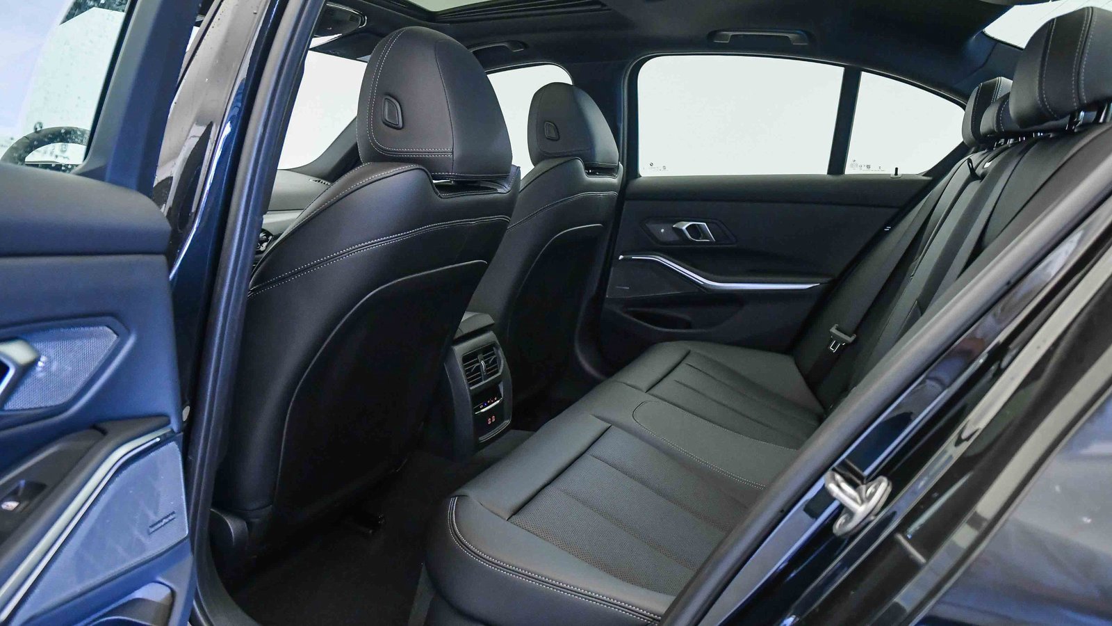 New 2026 BMW 330i Sedan w/ M Sport Package image 23