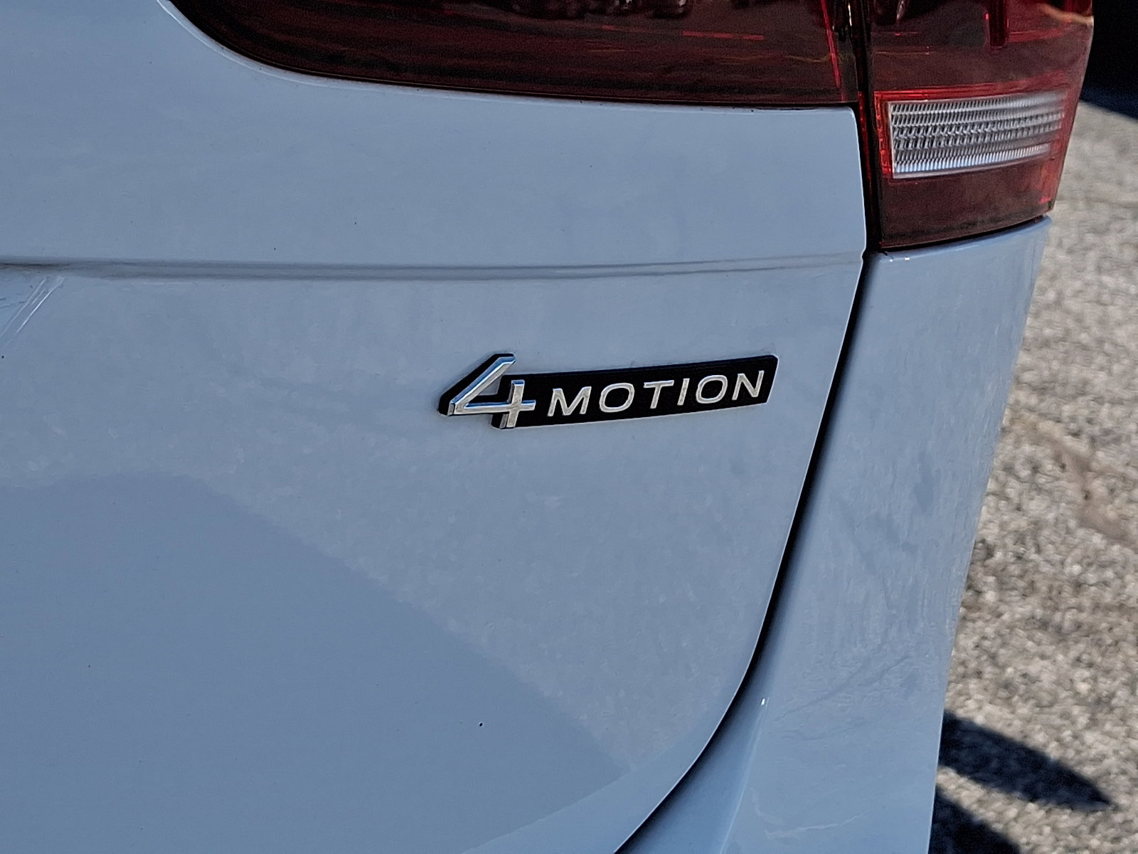 Used 2022 Volkswagen Tiguan SE R-Line image 32