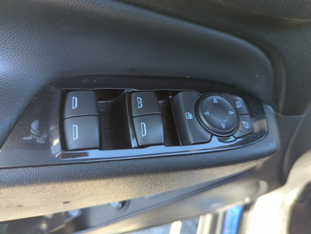 Used 2022 Chevrolet Equinox Premier FWD image 33