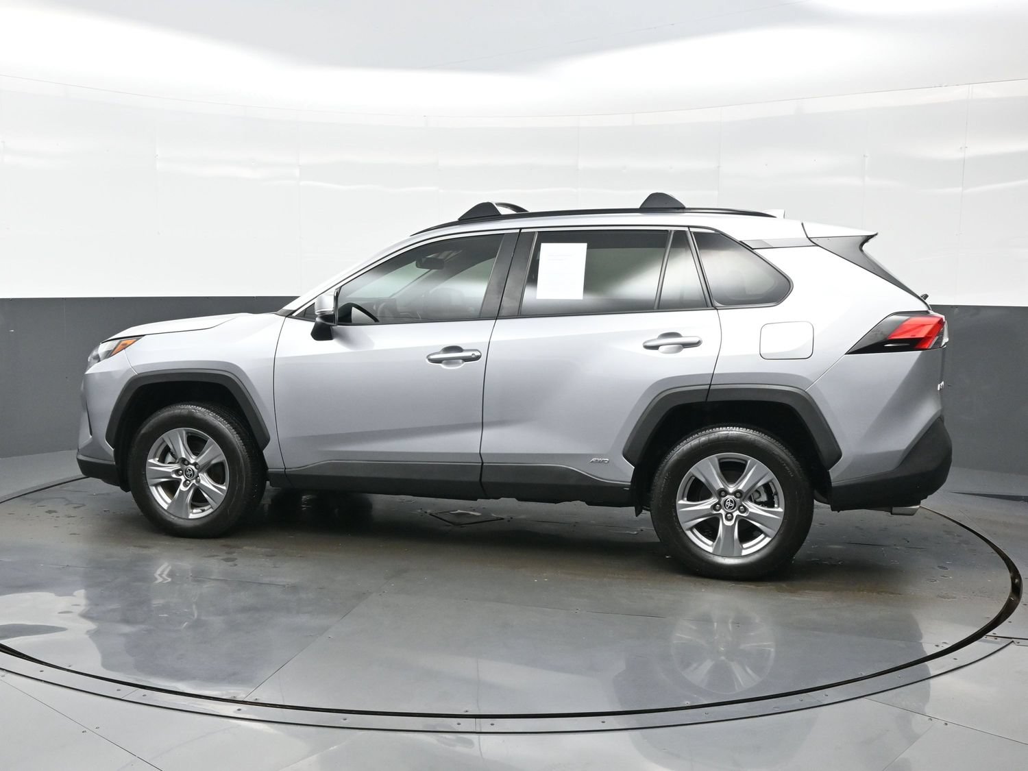 Used 2022 Toyota RAV4 XLE w/ Convenience Package AWD/4WD image 3