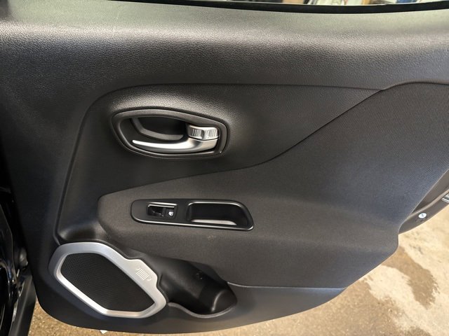 Used 2018 Jeep Renegade Latitude w/ Popular Equipment Group image 24