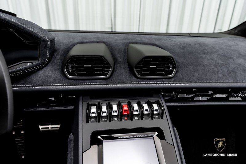 Used 2024 Lamborghini Huracan EVO image 38