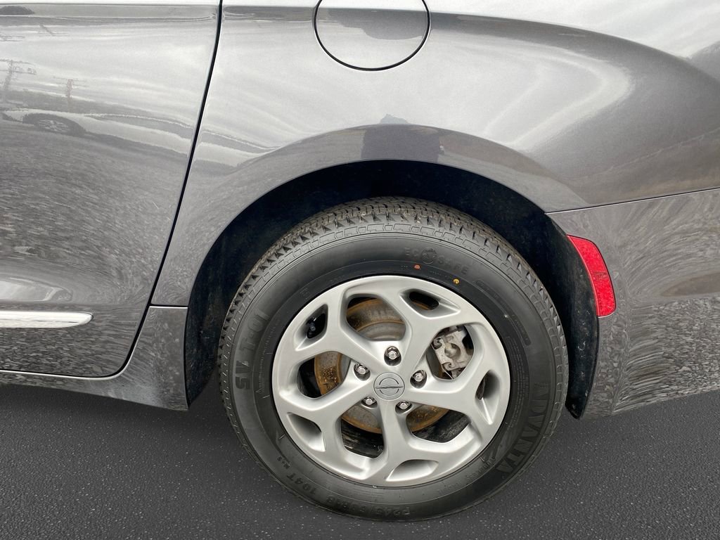 Used 2023 Chrysler Pacifica Limited w/ Trailer Tow Group image 14