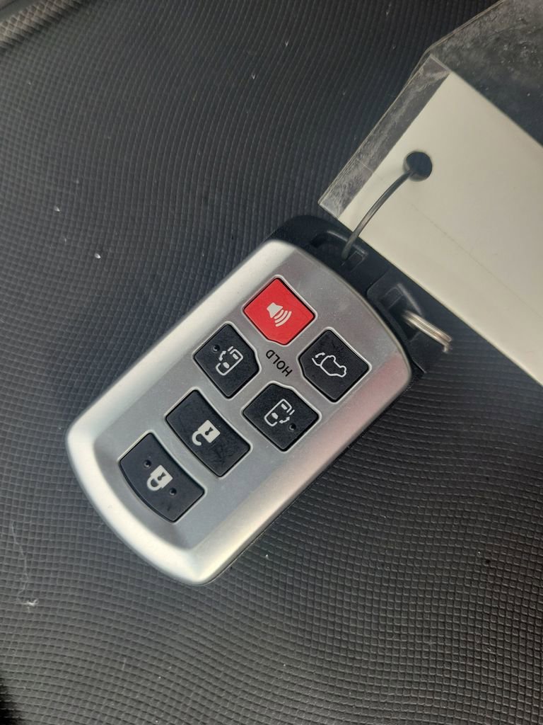 Used 2013 Toyota Sienna XLE w/ Entertainment Pkg image 37