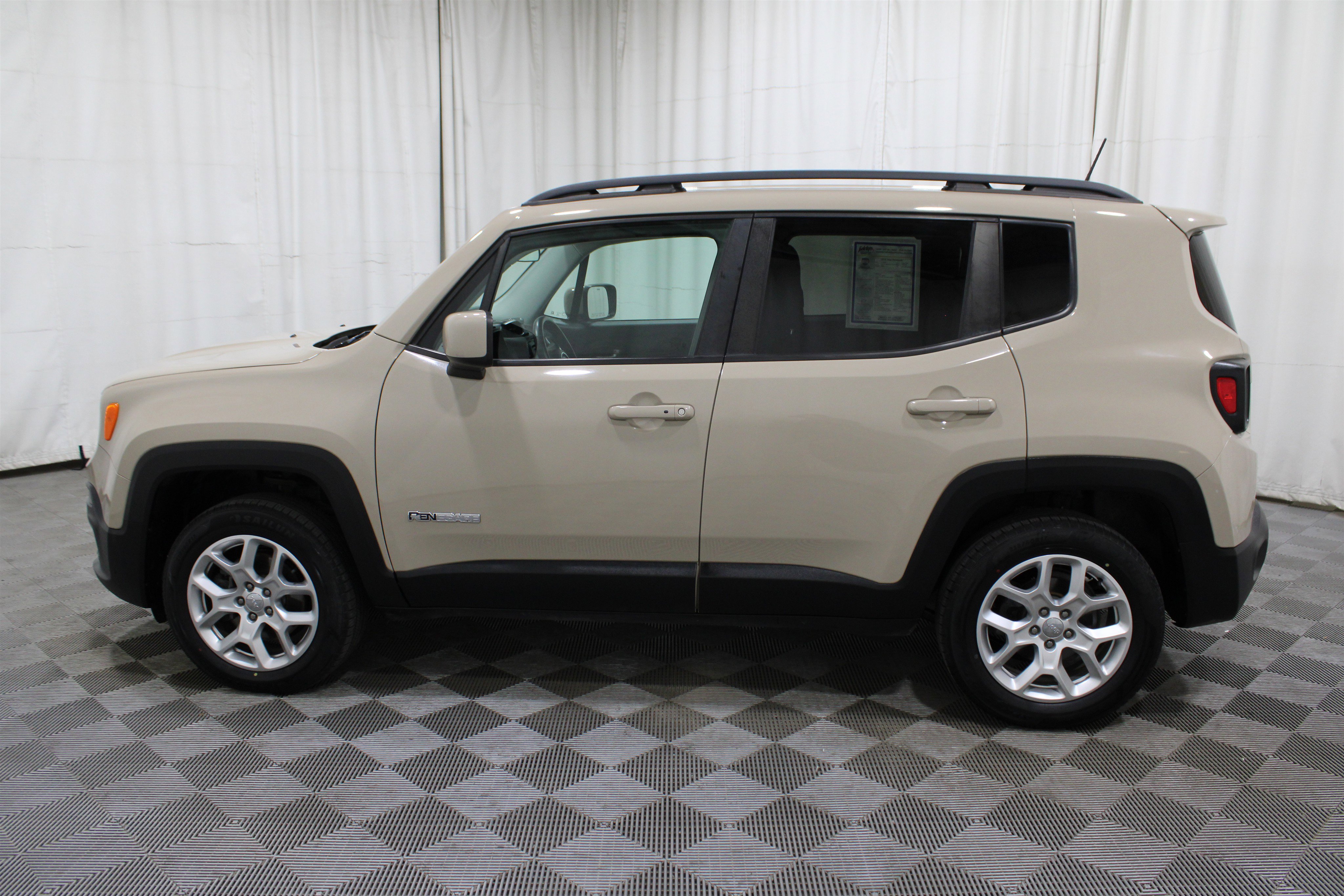 Used 2016 Jeep Renegade Latitude w/ Cold Weather Group image 32